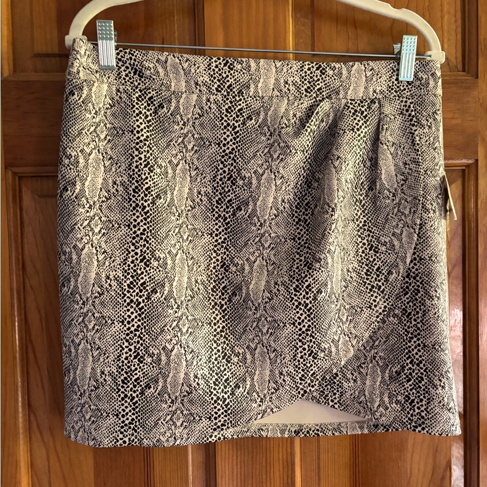 NWT Altar'd State Black and Cream Snakeskin Mini Skirt Back zip size Large